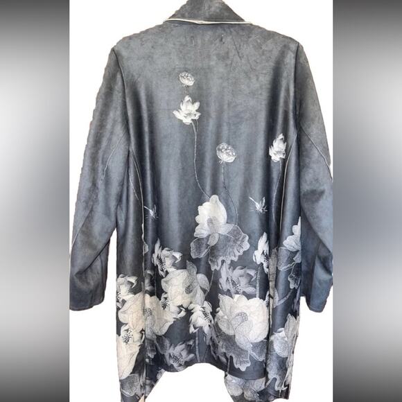 Chelsea & Theodore Soft Faux Leather Jacket Sz 1X Gray Floral Layering Durable - Picture 2 of 6